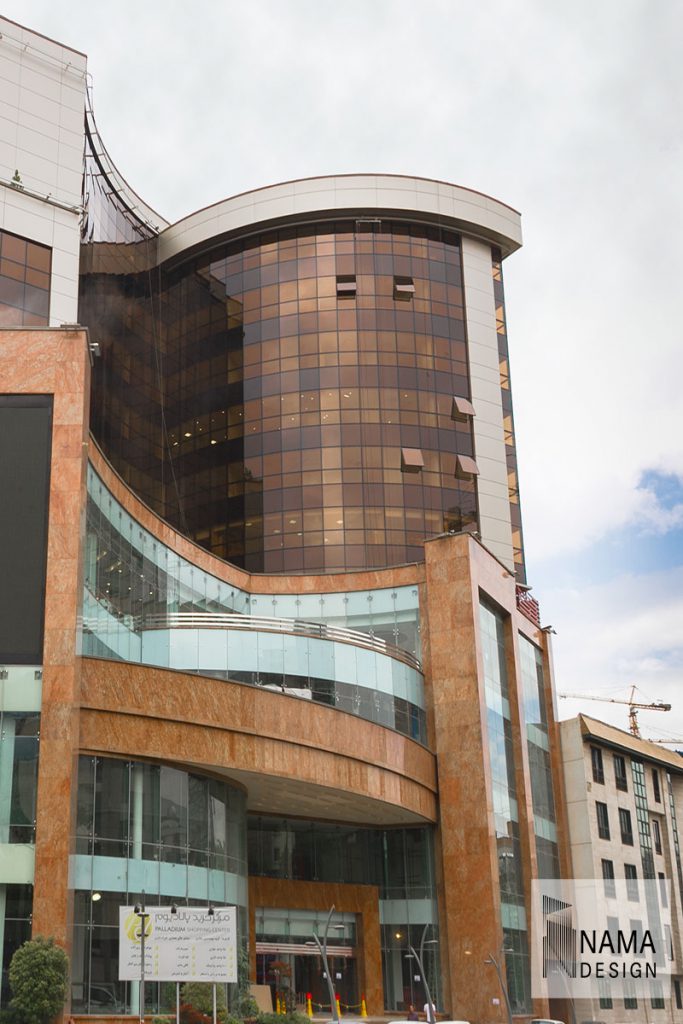 نمای شیشه ای در ساختمان تجاری